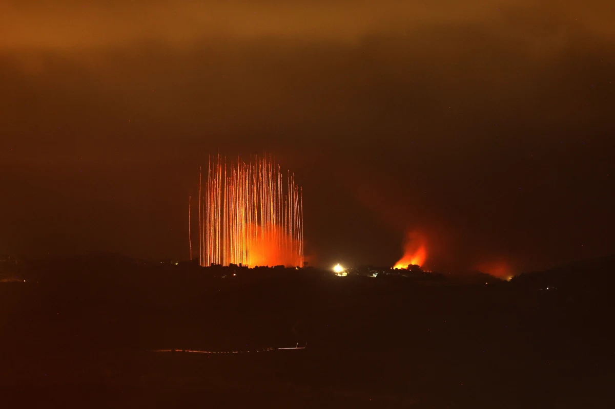 Izraelska artyleria intensywnie ostrzeliwuje leżącą tuż przy granicy libańską miejscowość Wazani - poinformował wieczorem portal Times of Israel. Według mediów Izrael uprzedził już USA, że w najbliższym czasie może rozpocząć operację lądową przeciwko Hezbollahowi w południowym Libanie. Również wieczorem libańskie źródła bezpieczeństwa poinformowały, że na razie przy granicy z Libanem nie ma izraelskich sił pancernych.
