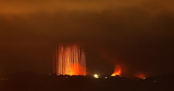 Izraelska artyleria intensywnie ostrzeliwuje leżącą tuż przy granicy libańską miejscowość Wazani - poinformował wieczorem portal Times of Israel. Według mediów Izrael uprzedził już USA, że w najbliższym czasie może rozpocząć operację lądową przeciwko Hezbollahowi w południowym Libanie. Również wieczorem libańskie źródła bezpieczeństwa poinformowały, że na razie przy granicy z Libanem nie ma izraelskich sił pancernych.