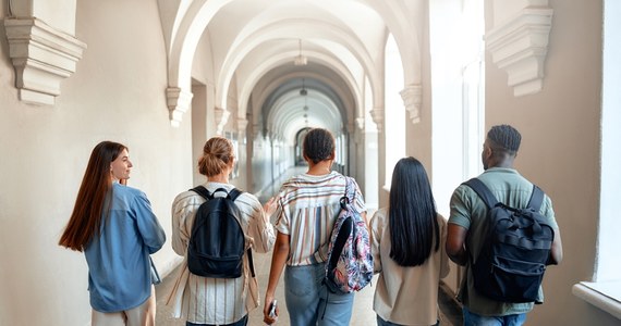 Koniec laby, czas na naukę. Dzisiaj początek roku akademickiego. Studenci rozpoczną studia na 135 uczelniach publicznych i 210 niepublicznych. 53 uczelnie niepubliczne znajdują się w stanie likwidacji – przekazało Ministerstwo Nauki i Szkolnictwa Wyższego.