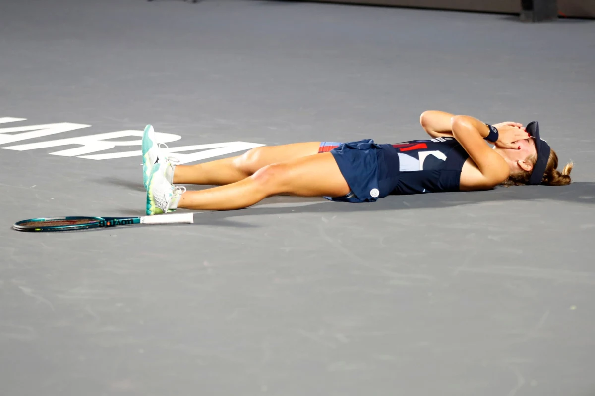 Magdalena Fręch przegrała z Chinką Shuai Zhang 4:6, 2:6 w 1/8 finału turnieju WTA 1000 na twardych kortach w Pekinie. Mimo porażki tenisistka z Łodzi ma szanse wskoczyć do czołowej "30" światowego rankingu.