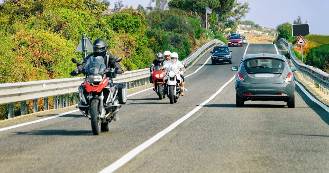 Jak bezpiecznie wyprzedzić motocyklistę? Jaki odstęp zachować