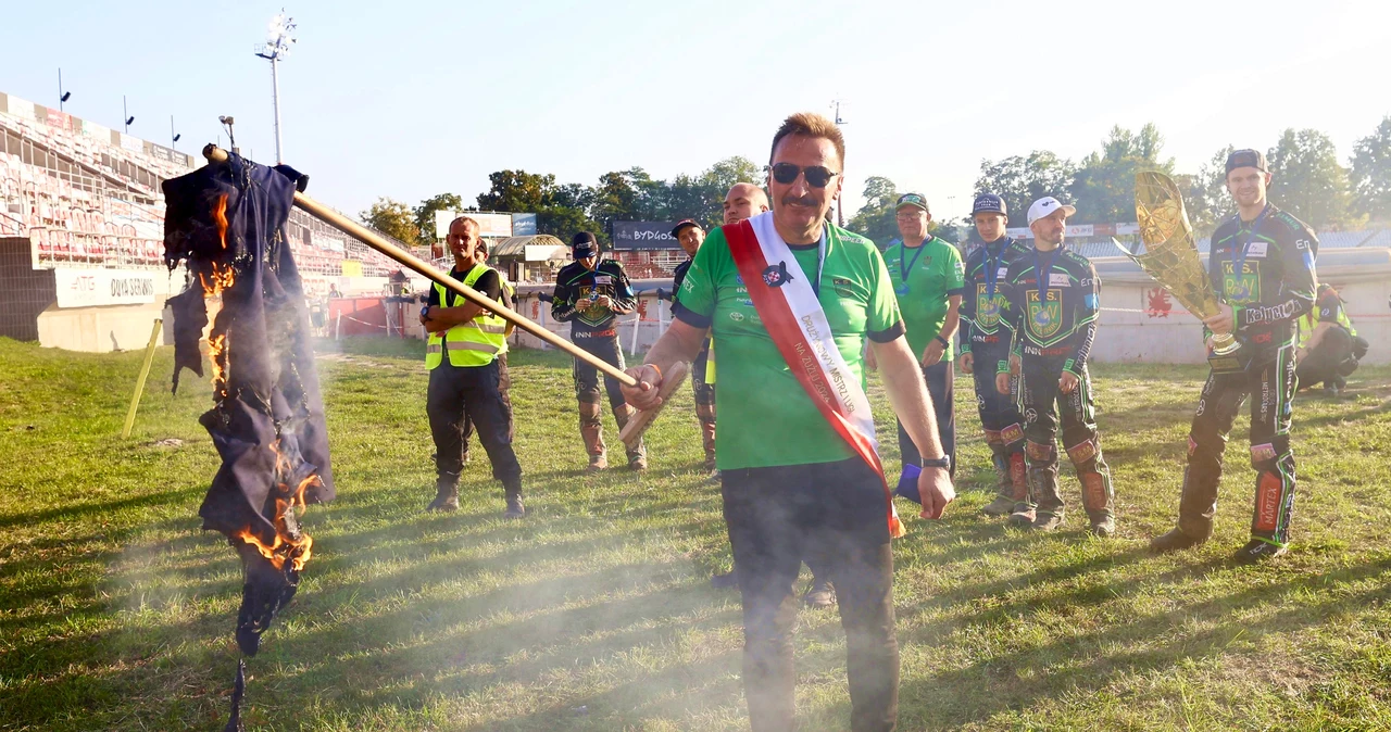 Prezes ROW-u Rybnik Krzysztof Mrozek pali marynarkę.