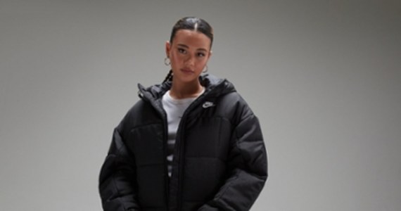 JD Sports to multibrand, który od lat rządzi w sportswearze. Dzięki współpracy z najbardziej cenionymi markami jak Nike, adidas, Vans czy The North Face daje dostęp do najnowszych kolekcji oraz evergreenów ze znanym logo. Co więcej, znajdziesz tu także niedostępne nigdzie indziej brandy, takie jak Supply & Demand czy Pink Soda Sports oraz dropy oznaczone tagiem Only at JD. Legendarnego salonu nie mogło zabraknąć w mieście królów – Krakowie!