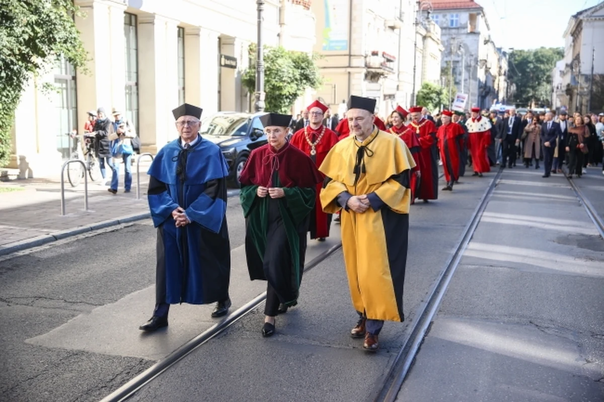 Orszakiem profesorskim Uniwersytet Jagielloński zainaugurował we wtorek 661. rok akademicki. To jedyna okazja w roku, aby zobaczyć profesorów najstarszej uczelni w kraju w tradycyjnych strojach.