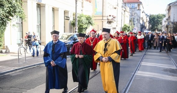 Orszakiem profesorskim Uniwersytet Jagielloński zainaugurował we wtorek 661. rok akademicki. To jedyna okazja w roku, aby zobaczyć profesorów najstarszej uczelni w kraju w tradycyjnych strojach.