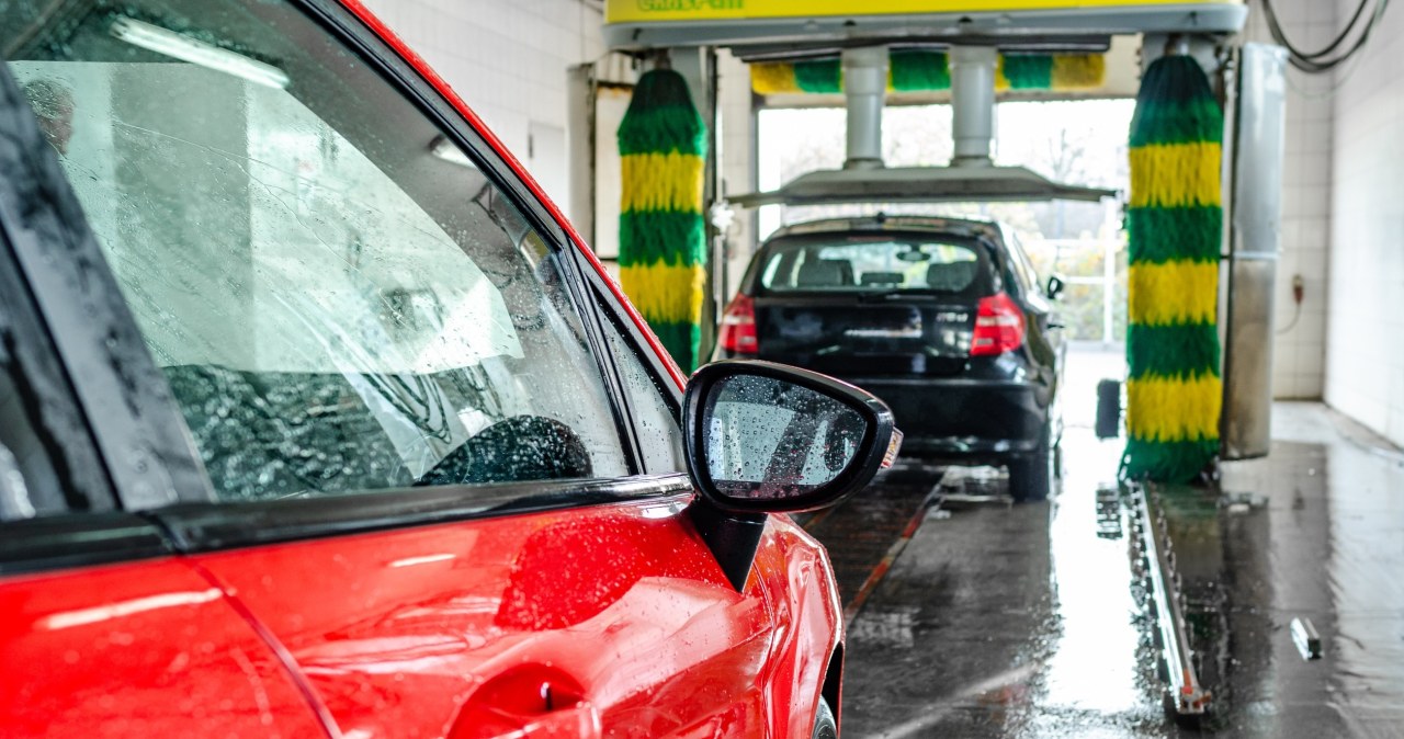 Myjnia narobiła szkód na 10 tys. zł. Wina kierowcy, bo nie miał taśmy klejącej