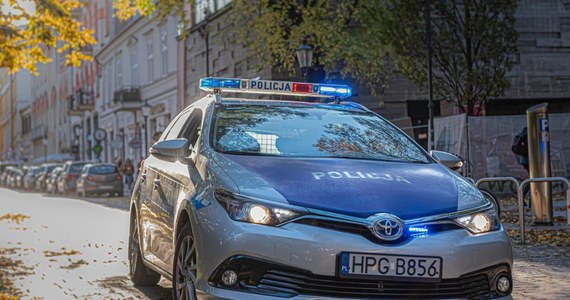 Policja poszukuje świadków zabójstwa mężczyzny w rejonie Parku Dębnickiego w Krakowie. Jak ustaliliśmy, śledczy zwolnili wszystkie 8 osób, które zatrzymano wcześniej w związku z tą sprawą. Nikt na razie nie usłyszał zarzutów.