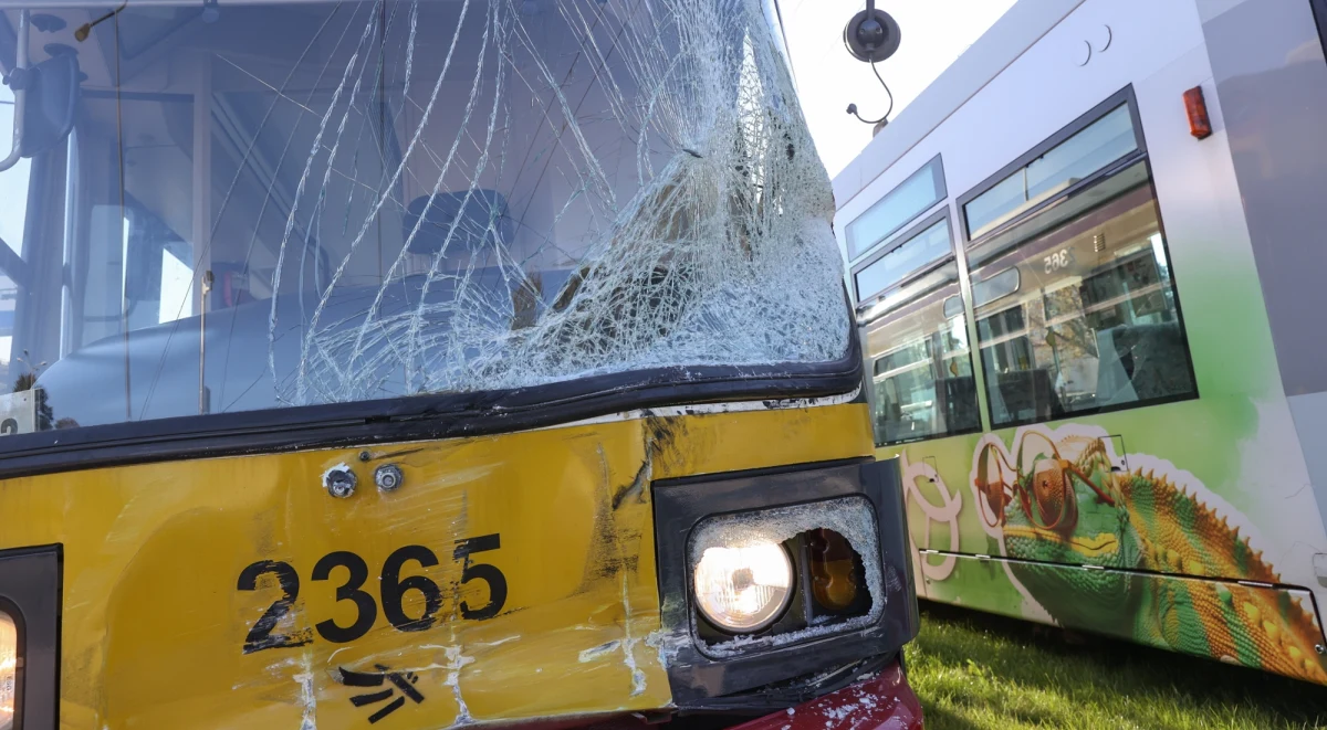 W Łodzi doszło do zderzenia tramwaju z samochodem dostawczym. Poszkodowane zostały dwie osoby - motorniczy i pasażer auta.