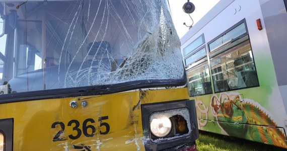 W Łodzi doszło do zderzenia tramwaju z samochodem dostawczym. Poszkodowane zostały dwie osoby - motorniczy i pasażer auta.