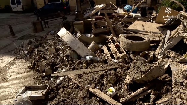 Ustawowa pomoc dla powodzian coraz bliżej. Dziś specustawą zajmują się posłowie i  specjalna sejmowa komisja. Rozwiązań jest kilka. To między innymi wsparcie dla kredytobiorców, związane z mieszkalnictwem, czy zasiłki dla przedsiębiorców. Na pomoc z niecierpliwością czekają powodzianie. Dla ''Wydarzeń'' Ewelina Niemirka.