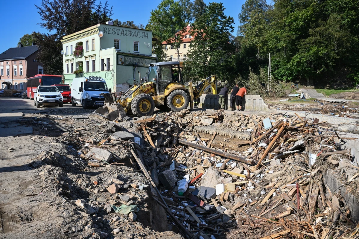 W Lądku-Zdroju wciąż trwa wielkie sprzątanie po powodzi. Coraz więcej budynków oznaczonych jest napisem "zakaz wejścia", co oznacza, że w każdej chwili mogą się zawalić. W mieście padają lokalne biznesy. Lądek-Zdrój odwiedził reporter RMF FM Michał Radkowski.