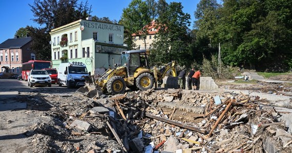 W Lądku-Zdroju wciąż trwa wielkie sprzątanie po powodzi. Coraz więcej budynków oznaczonych jest napisem "zakaz wejścia", co oznacza, że w każdej chwili mogą się zawalić. W mieście padają lokalne biznesy. Lądek-Zdrój odwiedził reporter RMF FM Michał Radkowski.