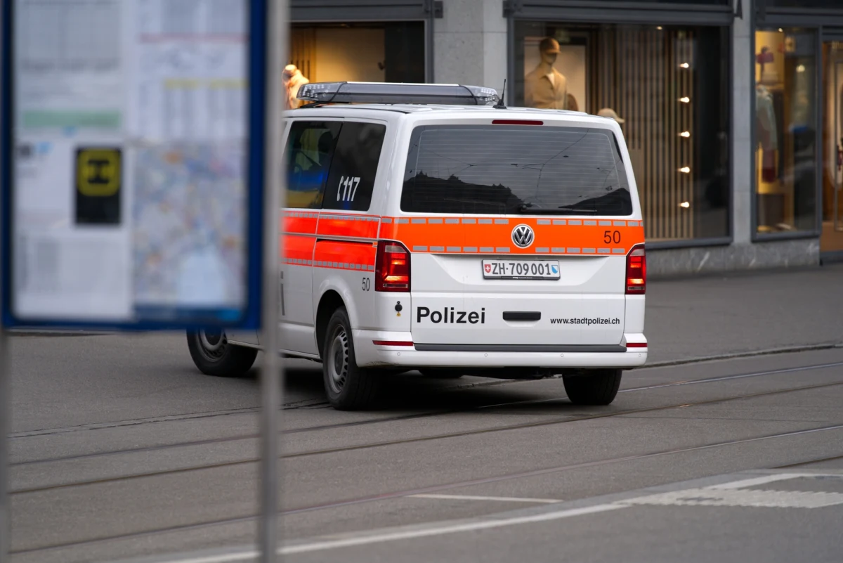 Uzbrojony w nóż mężczyzna we wtorek po południu zaatakował w Zurychu grupę dzieci, które szły wraz z opiekunką do świetlicy. Trzech pięcioletnich chłopców zostało rannych, w tym jeden poważnie. 