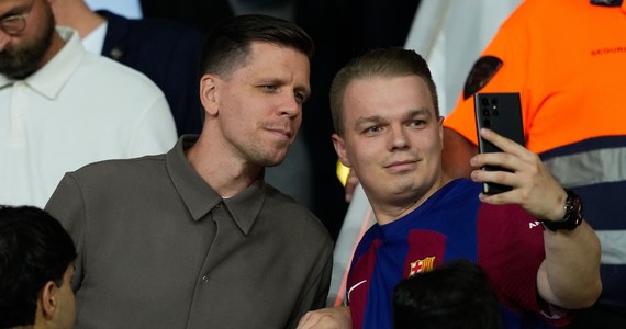 Wojciech Szczęsny w środę ma podpisać kontrakt z FC Barcelona, a we wtorkowy wieczór pojawił się na trybunach, by oglądać nowych kolegów. Barca wygrała 5:0 w Lidze Mistrzów z Young Boys Berno, a na listę strzelców dwukrotnie wpisał się Robert Lewandowski.