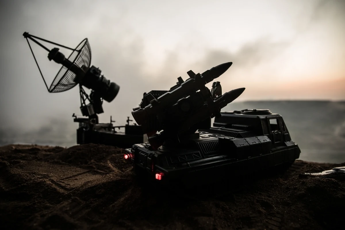 Przy granicy z Rosją i Białorusią Łotwa rozmieściła bojowe jednostki sił powietrznych zdolne do zwalczania nadlatujących obiektów. Umieszczono tam także specjalny radar do wykrywania dronów, poinformował łotewski resort obrony. Wzmocnienie obrony przeciwlotniczej jest reakcją Rygi na incydent z rosyjskim uzbrojonym dronem typu kamikadze, który w pierwszej połowie września naruszył przestrzeń powietrzną kraju.