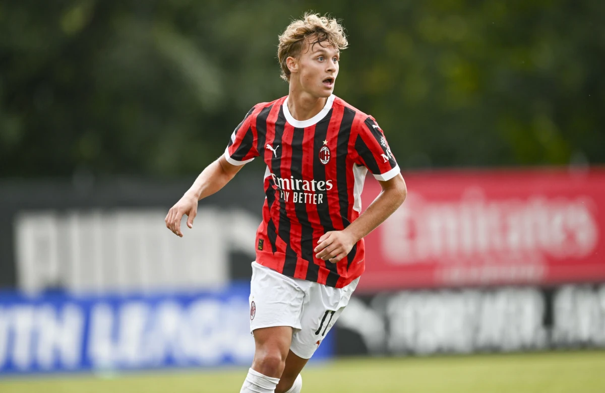 Szwed Zlatan Ibrahiovic może być dumny z tego, jak rozwija się kariera piłkarska jego syna. 18-letni Maximilian Ibrahimovic został po raz pierwszy powołany do młodzieżowej reprezentacji Szwecji. Piłkarz, grający na pozycji środkowego napastnika, podpisał latem swój pierwszy profesjonalny kontrakt z AC Milan.