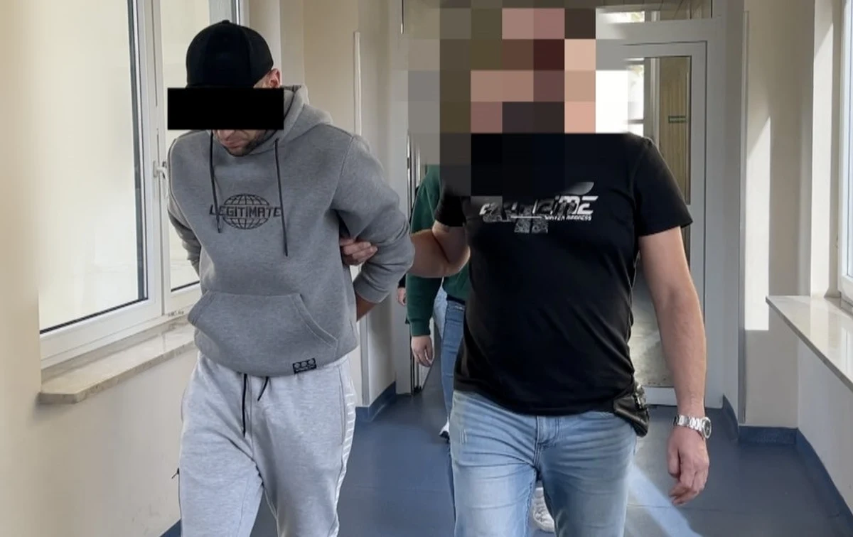 Dwóch sprawców strzelaniny na warszawskim bazarze Olimpia zatrzymali stołeczni policjanci – informuje dziennikarz RMF FM Krzysztof Zasada. Chodzi o głośne zdarzenie z początku września, gdy podejrzani otworzyli ogień do interweniujących policjantów. W trakcie tego incydentu ranny został przypadkowy mężczyzna. 