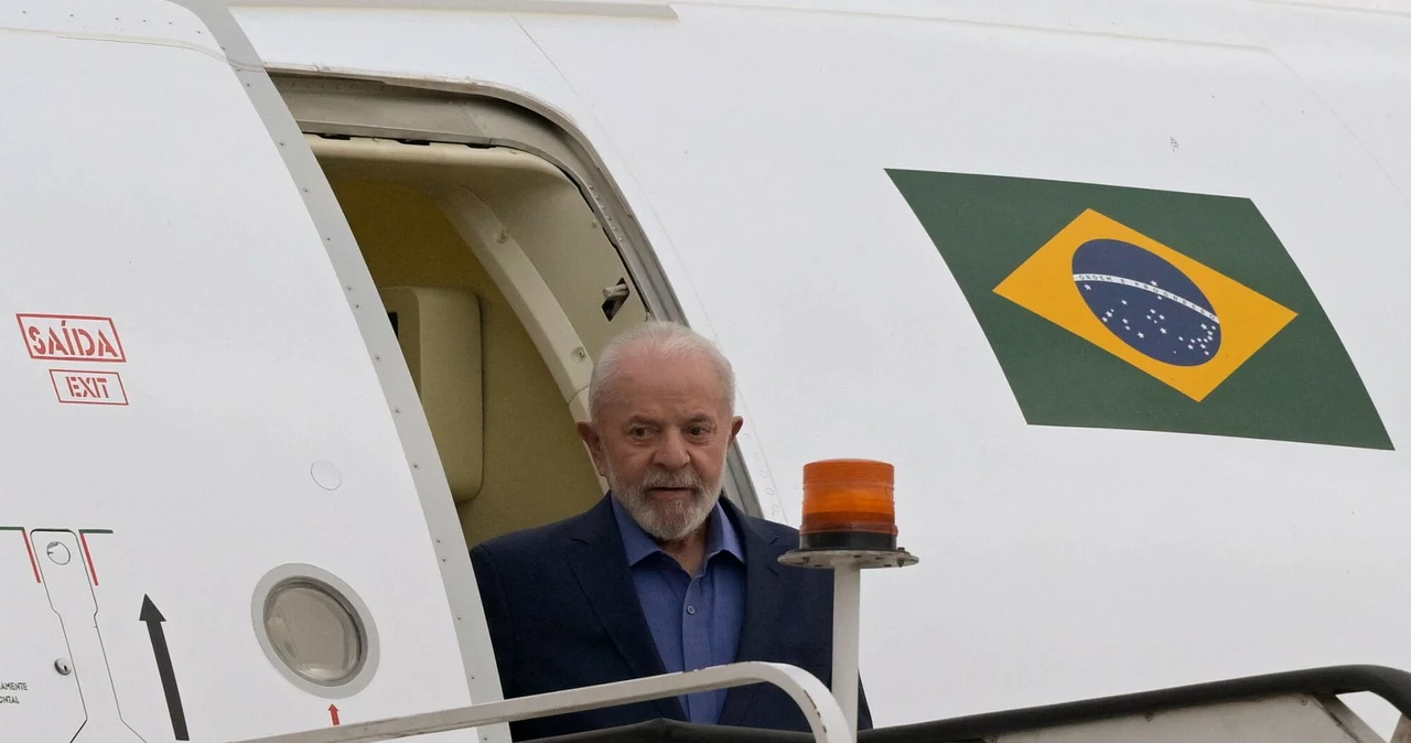 Prezydent Brazylii Luiz Inacio Lula da Silva po wylądowaniu samolotu 