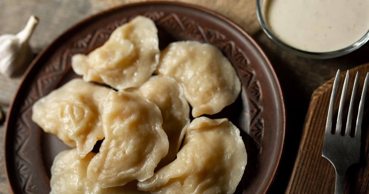  Mielę twaróg z kaszą, cebulą i skwarkami. Ulubione pierogi całej rodziny