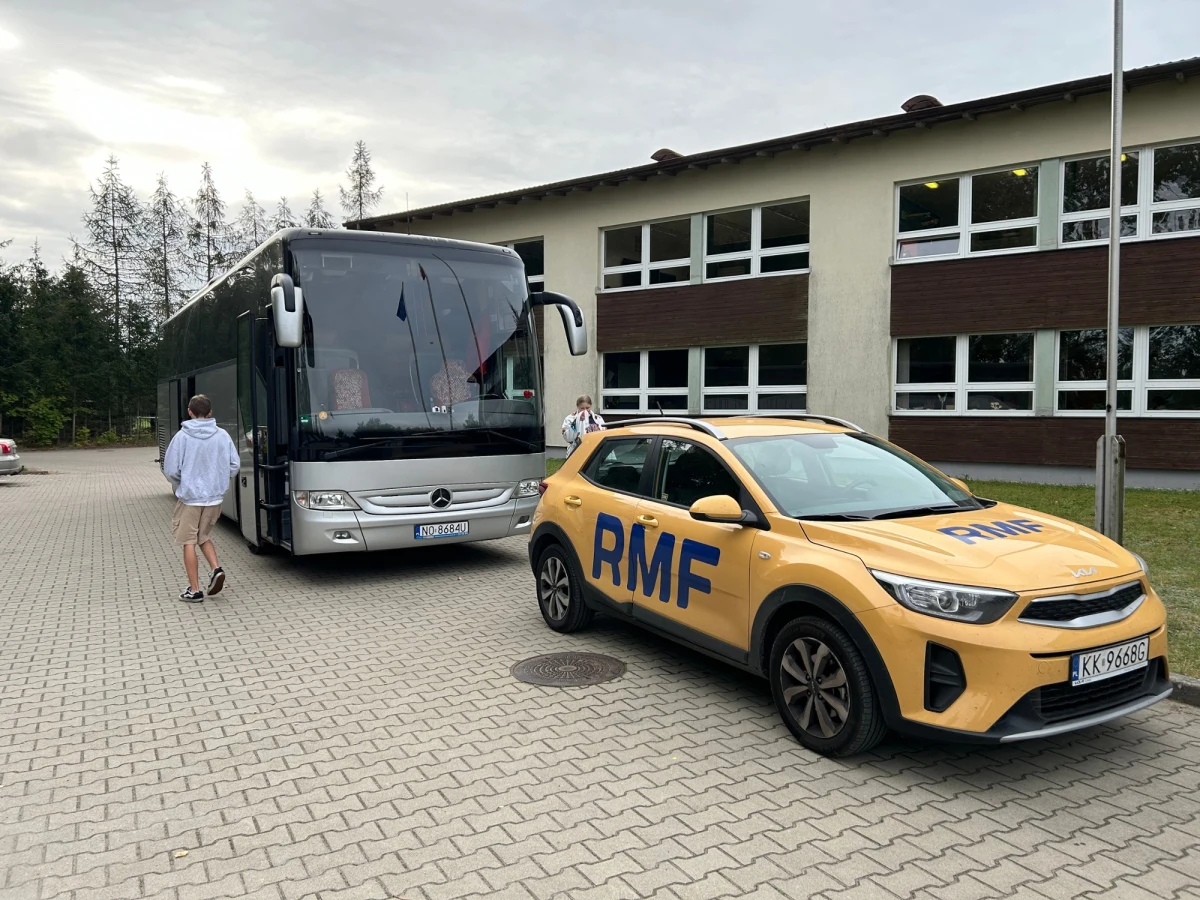 28 uczniów z Liceum Ogólnokształcącego im. Andrzeja Zawady w Lądku-Zdroju po tygodniowym pobycie na zielonej szkole w Mikołajkach wraca do domu. W akcji pomagało Radio RMF FM zapewniając m.in. atrakcje w żółto-niebieskiej Wiosce Żeglarskiej. Dzięki wizycie na Mazurach udało im się choć na chwilę zapomnieć o tragedii, która ich spotkała.