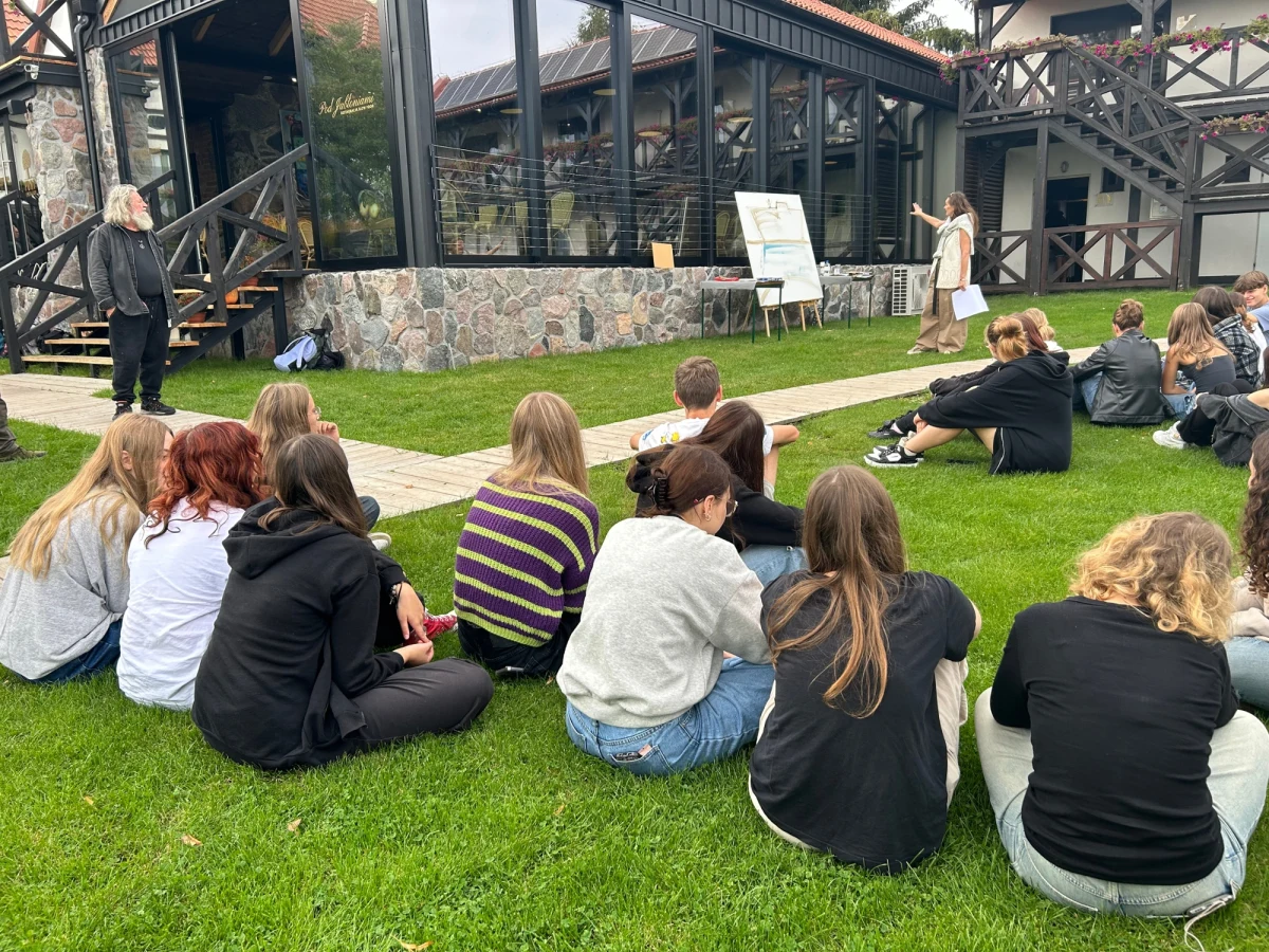 W Starych Sadach koło Mikołajek trwa jubileuszowy, dziesiąty plener malarski. W sercu mazurskiej wsi, w porcie "Pod Jabłoniami" artyści malarze i rzeźbiarze z całej Polski tworzą wyjątkowe prace. W tym roku towarzyszyli im też uczniowie z dotkniętego powodzią Lądka-Zdroju.