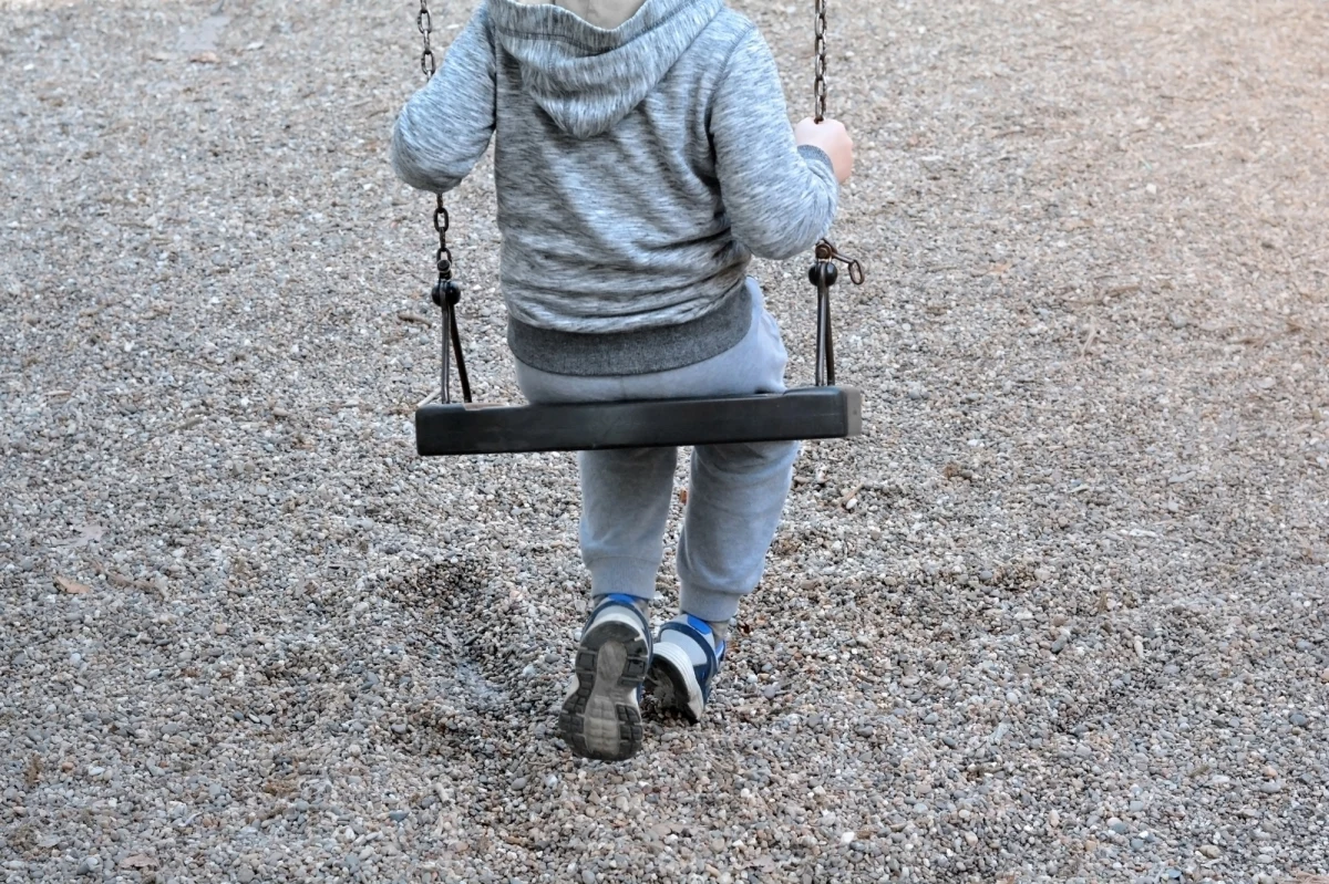 Sąd Rejonowy w Będzinie aresztował ojca dziewczynki. Miał on podawać córce narkotyki, potem zakładać jej odzież dorosłej kobiety i zmuszać do poddania się innym czynnościom seksualnym. Mężczyźnie grozi dożywocie, nie przyznaje się do winy.  