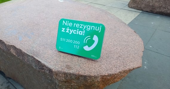 Na warszawskich mostach instalowane są tabliczki skierowane do osób w kryzysie depresji. Znajdują się na nich numery telefonów, pod którymi można otrzymać wsparcie.
