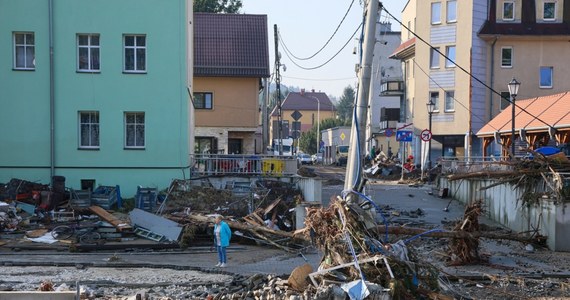 Coraz więcej oszustów grasuje na terenach, gdzie przeszła wielka woda. Próbują oni wyłudzić od powodzian wrażliwe dane - informuje reporter RMF FM Michał Radkowski, który odwiedził Lądek-Zdój.