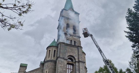 Telefon alarmowy rozdzwonił się, kiedy z kościelnej wieży w zabytkowym sanktuarium Świętej Rodziny na Krupówkach w Zakopanem zaczął wydobywać się dym. Zaniepokojeni turyści wzywali pomoc. Nie wiedzieli, że "to tylko ćwiczenia."