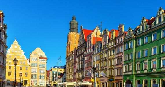 35 mln zł - tyle zapowiedzieli wrocławscy urzędnicy na remont 22 kamienic. Plany zakładają, że do końca 2029 r. miasto zadba o 100 kamienic. Przewidywany całkowity koszt to ćwierć miliona złotych. 