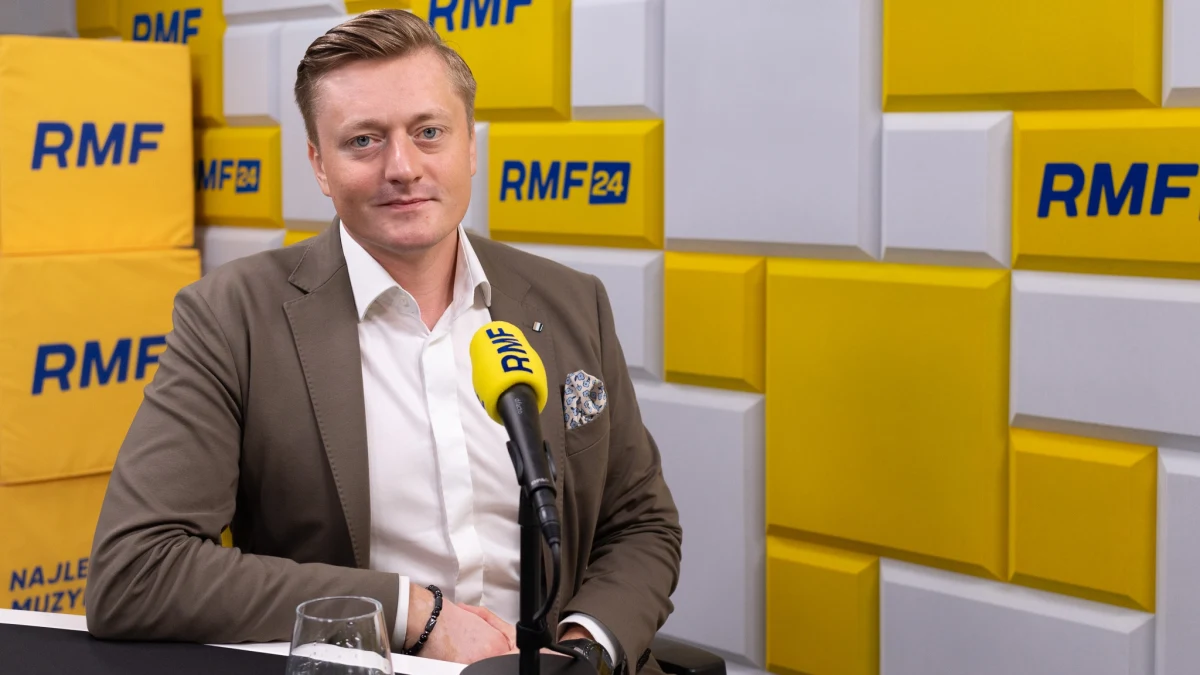 "Jako obrońca podchodzący poważnie do kodeksu etyki nie mogę ujawniać informacji dotyczących miejsca pobytu posła Romanowskiego" - powiedział w Rozmowie o 7:00 w Radiu RMF24 mec. Bartosz Lewandowski, obrońca Marcina Romanowskiego, który stracił wczoraj immunitet Zgromadzenia Parlamentarnego Rady Europy. Gość Tomasza Terlikowskiego, podkreślił, że "poseł, wbrew plotce, nie uciekł z Polski i nie unika organów ścigania".