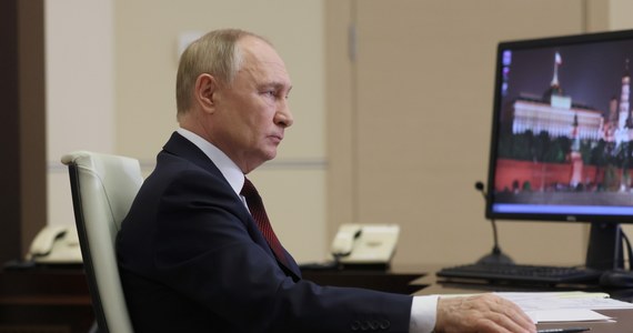 Władimir Putin podpisał w środę ustawę, która umożliwia podpisanie kontraktu z armią osobom oskarżonym na etapie procesu. Dotychczas na wojnę można było wysłać ludzi już skazanych lub takich, wobec których toczyło się śledztwo.