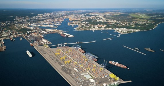 Pierwszy krok do realizacji budowy Portu Zewnętrznego w Porcie Gdynia za nami. W środę podpisano umowę na budowę falochronów osłonowych. Jak informuje dziennikarka RMF MAXX Sylwia Kwiatkowska-Łaźniak, to największa inwestycja od stu lat.