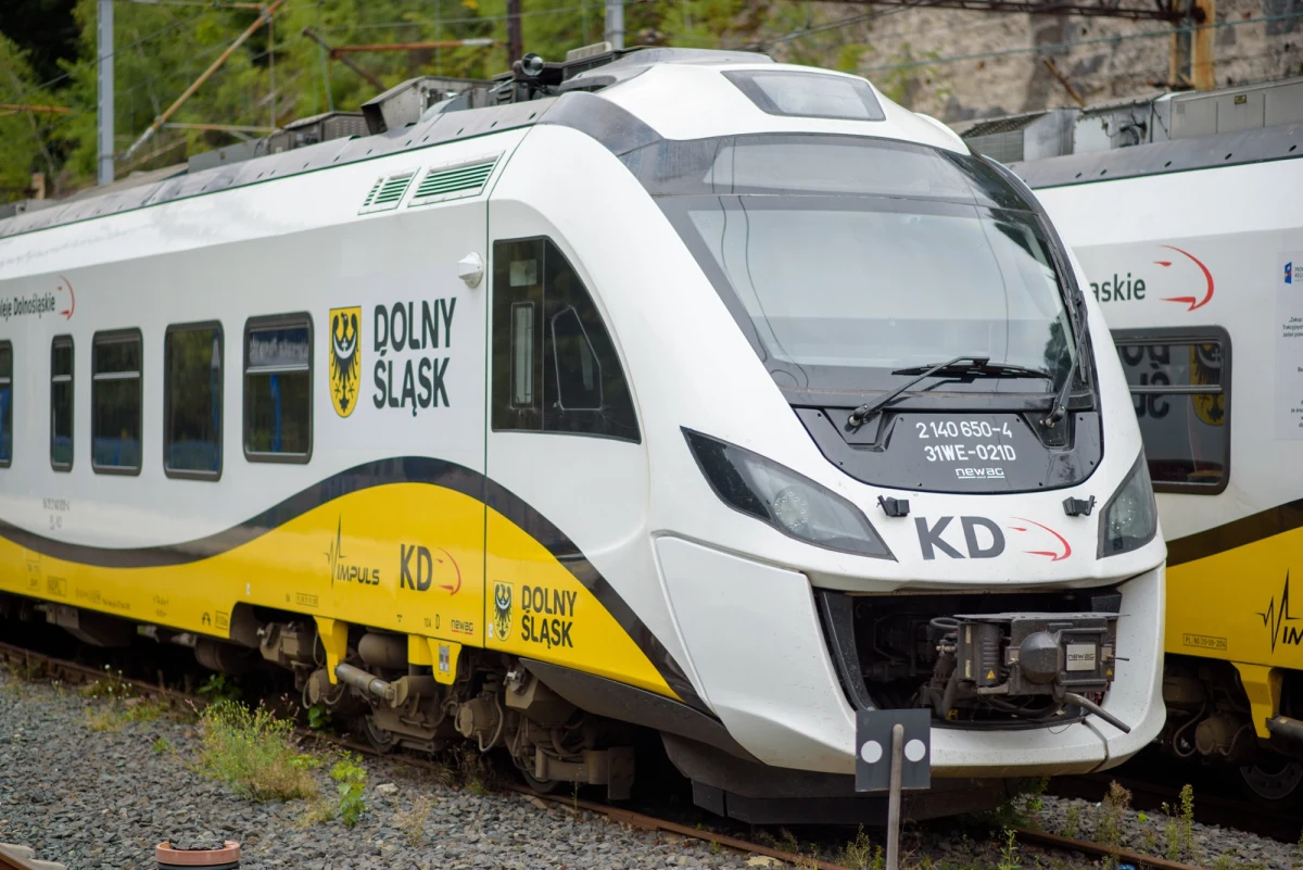 Wandale uszkodzili dwa pociągi Kolei Dolnośląskich. Jeden został ostrzelany z wiatrówki, drugi obrzucono kamieniami. W obu sytuacjach uszkodzenia były na tyle poważne, że składy musiały trafić do serwisu. Policja szuka sprawców, a przewoźnik zapowiada, że będzie musiał odwołać cztery niedzielne przejazdy.