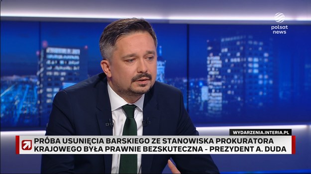 W środę Zgromadzenie Parlamentarne Rady Europy uchyliło immunitet Marcina Romanowskiego. Chodzi o śledztwo ws. nieprawidłowości w Funduszu Sprawiedliwości. - Doszło do uchylenia przesłanki, która uniemożliwiała ściganie. W tej chwili może być ono kontynuowane i mogą zostać postawione skutecznie zarzuty - skomentował prof. Marcin Wiącek, rzecznik Praw Obywatelskich. W tej kwestii zaznaczył, iż "zgodnie z Kodeksem postępowania karnego nie można kogoś zatrzymać ponownie w oparciu o te same fakty i dowody". To nawiązanie do wcześniejszej, nieudanej próby aresztowania Romanowskiego. Sąd odrzucił wtedy wniosek prokuratury, ponieważ polityka Suwerennej Polski ochraniał immunitet ZPRE. Prowadzący poruszył też temat prokuratora krajowego w odniesieniu do uchwały Izby Karnej Sądu Najwyższego. - Ta uchwała SN wiąże tylko w konkretnej sprawie. To sąd zgłosił pytanie prawne do SN i rozstrzygnięcia ma tylko dla tej konkretnej sprawy - zauważył RPO. Jak kontynuował prof. Wiącek, uchwały SN nie są wyrokami Trybunału Konstytucyjnego, które mają moc powszechnie obowiązującą. - Tylko mają moc w konkretnych sprawach - dodał. Zapytany, kto jest obecnie prokuratorem krajowym - Dariusz Barski czy Dariusz Korneluk - odpowiedział, iż "czuje się związany decyzją Prezesa Rady Ministrów o powołaniu pana Dariusza Korneluka na prokuratora krajowego".