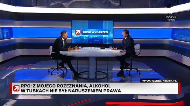 - Wedle mojego rozeznania, to nie było naruszenie prawa - powiedział Rzecznik Praw Obywatelskich prof. Marcin Wiącek w "Gościu Wydarzeń", odnosząc się do sprawy alkosaszetek. Zaznaczył jednak, że podobnymi sprawami powinien zajmować się UOKiK pod kątem wprowadzają konsumenta w błąd. Bogdan Rymanowski zapytał RPO Marcina Wiącka, czy producent alkotubek złamał prawo. - Wedle mojego rozeznania, to nie było naruszenie prawa - stwierdził, zaznaczając, że przepisy prawa nie odnoszą się "aż tak precyzyjne" w takich kwestiach. - Wprowadzają ograniczenia ws. sprzedaży czy reklamy alkoholu - uzupełnił. Odnosząc się do sprawy kontrowersyjnych saszetek, które uchodzą za łudząco podobne do produktów przeznaczonych dla dzieci, uznał, że "to mogło być odebrane, jako wprowadzenie w błąd konsumentów". - Produkt, który jest szkodliwy, był sprzedawany w opakowaniach, które imitują produkt kojarzony z czymś innym - mówił. Jego zdaniem sprawą mógłby zająć się UOKiK.