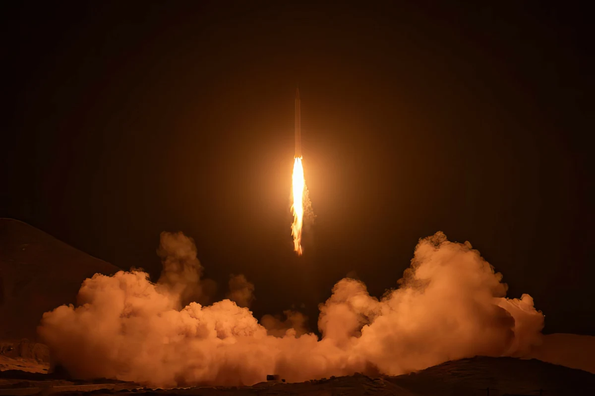 USA pozostaje najwierniejszym sojusznikiem Izraela, ale w Waszyngtonie doskonale zdają sobie sprawę, że Benjamin Netanjahu wymyka się spod kontroli i może zdecydować się na krok, który okaże się katastrofalny w skutkach dla całego świata. Jednym z poważniej branych pod uwagę scenariuszy izraelskiego odwetu na Iranie jest ten, który zakłada zbombardowanie obiektów wykorzystywanych w programie nuklearnym Teheranu. Sprawa jest poważna i z Białego Domu popłynął zdecydowany przekaz: nie ma na to naszej zgody.