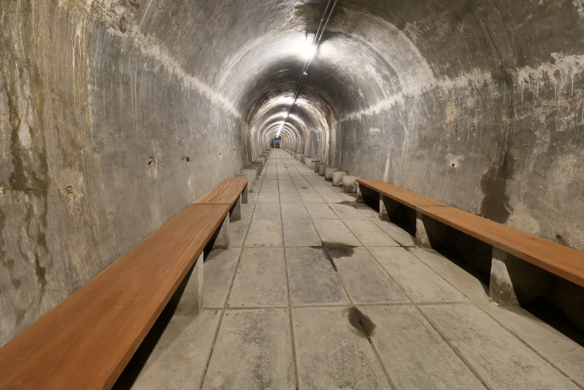 Mieszkańcy stolicy Łotwy - Rygi mogą już oglądać na ulicach swojego miasta nowe tablice. Zielone, prostokątne, z symbolem ludzi i zadaszenia – zaczęto montować je w miejscach wytypowanych jako schron dla ludności. Co więcej, prywatni właściciele obiektów z podziemnymi garażami czy magazynami będą mogli liczyć na ulgi podatkowe.