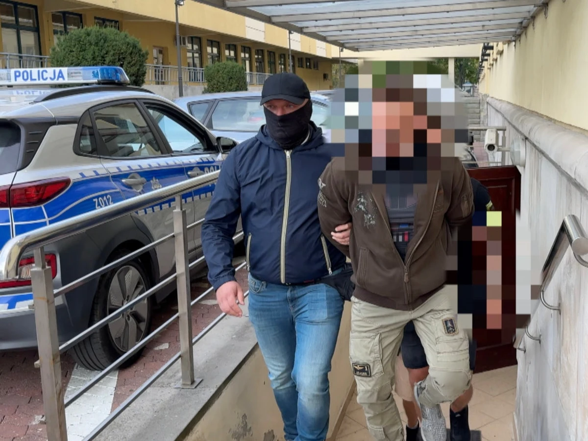 Dwie kolejne osoby związane z usiłowaniem zabójstwa znanego biznesmena Piotra G. zatrzymali stołeczni policjanci. Chodzi o głośną sprawę z maja zeszłego roku, gdy młody Brytyjczyk wynajęty przez żonę i jej konkubenta zaatakował biznesmena nożem przy Placu Politechniki w centrum Warszawy. 