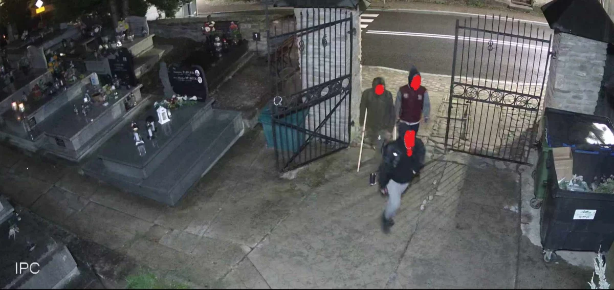 Policja bada sprawę kradzieży elementów grobowców na cmentarzu w Starym Sączu. Złodzieje zostali nagrani przez kamery monitoringu. 