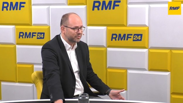 "Jestem przekonany, że gros, albo jeszcze więcej wyborców, będzie patrzeć po prostu na kompetencje merytoryczne" – powiedział w Porannej rozmowie RMF FM poseł PiS Marcin Przydacz, komentując wymagania stawiane przez PiS swojemu potencjalnemu kandydatowi na prezydenta. Przydacz, o którym mówi się, że ma duże szanse na wyścig o prezydenturę, przyznał, że uczestniczy w wewnątrzpartyjnych rozmowach w tej sprawie. Gość Roberta Mazurka mówił także m.in. o tym, czy Marcin Romanowski trafi do aresztu, a także o problematycznych aspektach zjednoczenia z Suwerenną Polską.