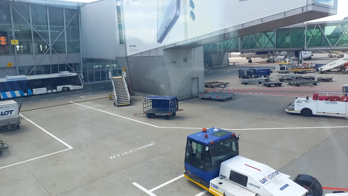 Eksplozja na lotnisku Chopina. Na szczęście nikomu nic się nie stało. Jak ustalił reporter RMF MAXX, późnym wieczorem wybuchł jeden z bagaży podróżnych.