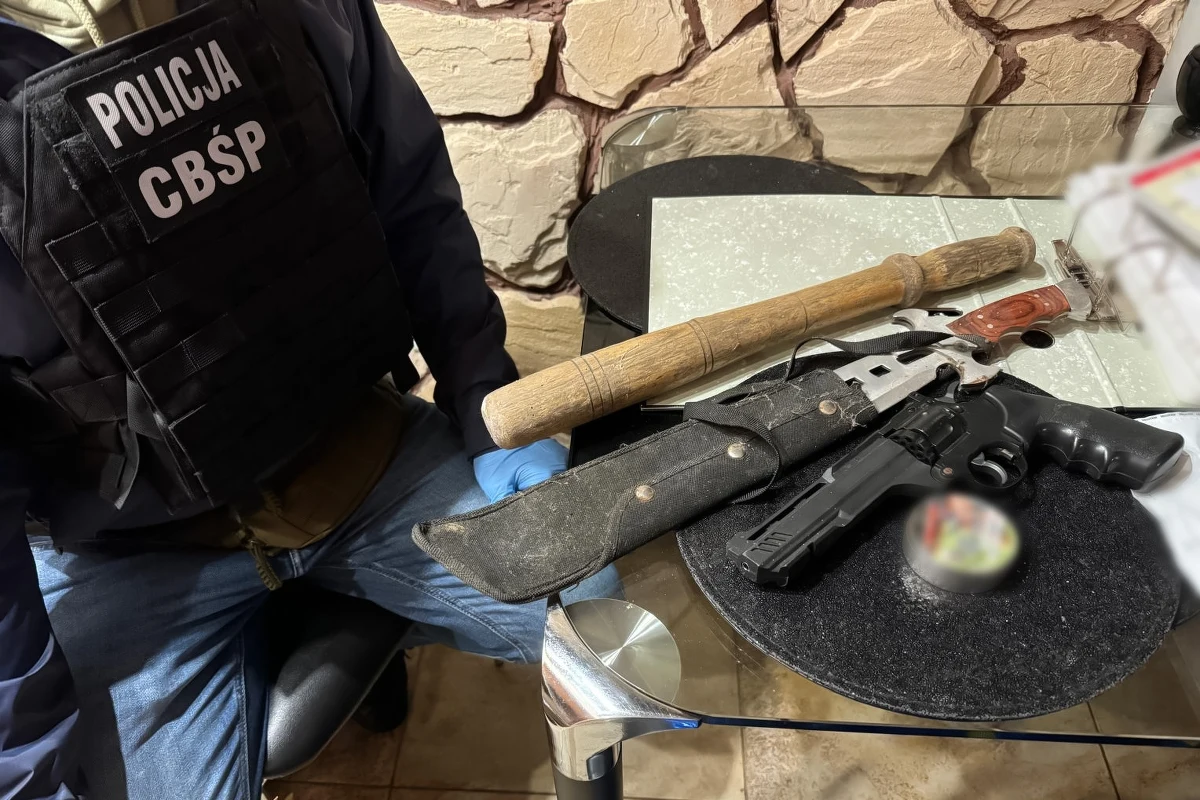 Funkcjonariusze Centralnego Biura Śledczego Policji z Katowic wraz z policjantami z tego miasta rozbili gang zajmujący się wymuszeniami i czerpaniem korzyści z nierządu. Siedmiu zatrzymanych usłyszało łącznie 42 zarzuty. Trzech z nich trafiło do aresztu.