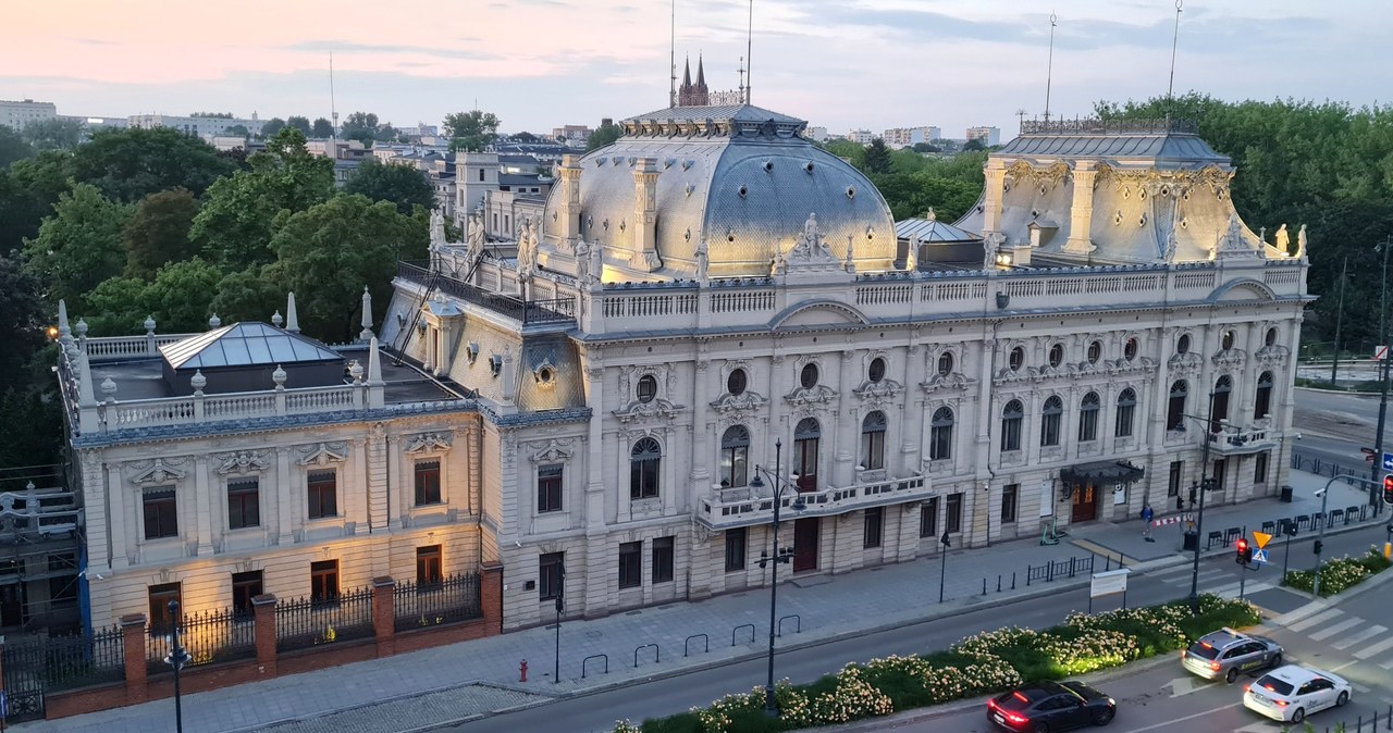 W Łodzi trwają prace konserwatorskie i renowacyjne pomieszczeń Pałacu rodziny Poznańskich, zwanego „łódzkim Luwrem”. Zabiegi przywracają dawny blask wnętrzom pałacu. Dzięki tym działaniom m.in. odkryto oryginalne secesyjne polichromie oraz inne zdobienia, które były zakryte w wyniku wtórnych przemalowań.