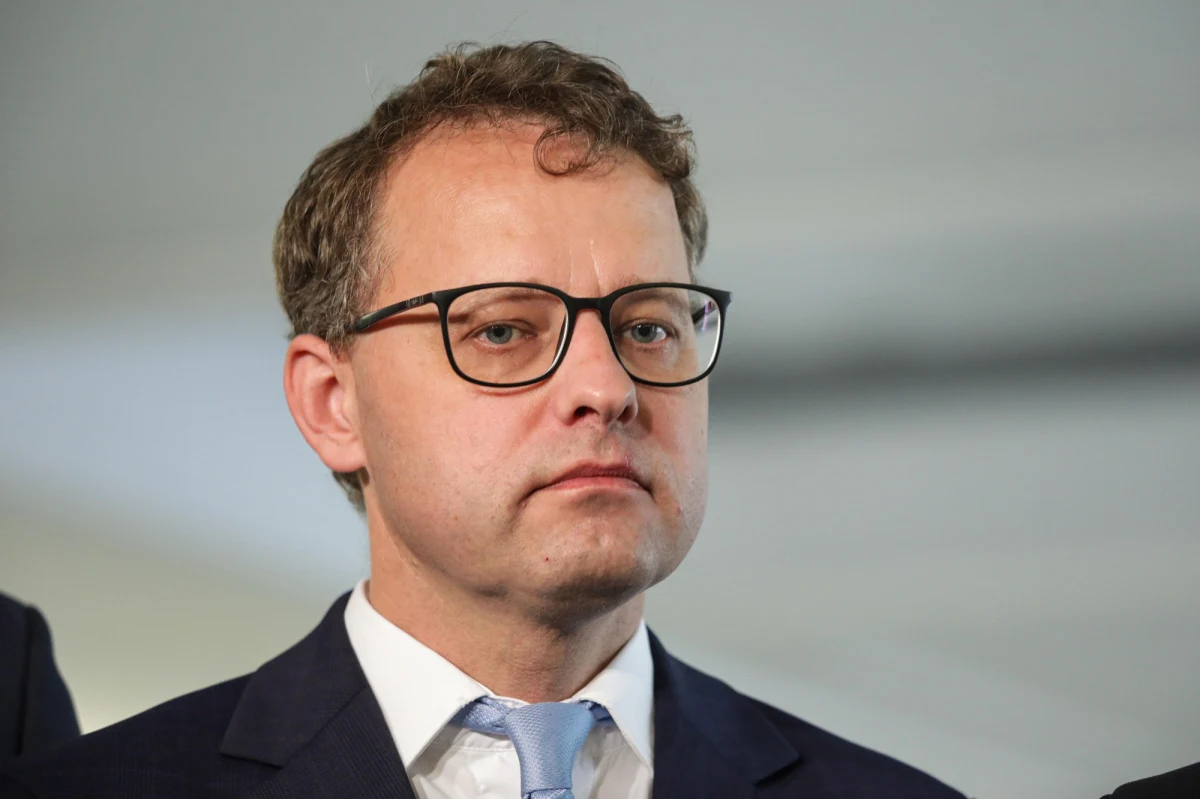 Poseł Suwerennej Polski Marcin Romanowski poinformował, że dopiero w nocy dostał treść wniosku o uchylenie mu immunitetu członka Zgromadzenia Parlamentarnego Rady Europy razem z informacją o jego uchyleniu. Ocenił, że naruszono jego prawo do obrony, gdyż nie znał zarzutów i nie miał czasu na przygotowanie stanowiska.