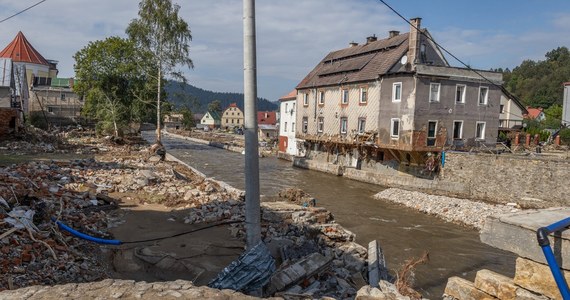 Lądek-Zdrój cały czas zmaga się ze skutkami powodzi, która w dużej mierze zniszczyła miasto. W trudnej sytuacji znaleźli się uczniowie jedynej w mieście szkoły podstawowej. Po przejściu wielkiej wody placówka nie nadaje się do prowadzenia tam zajęć.