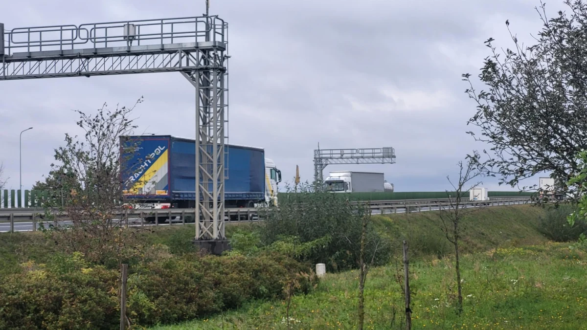 Dokładnie 8 570 naruszeń przekroczenia dozwolonej prędkości odnotował do tej pory system odcinkowego pomiaru prędkości na trasie S11 pod Poznaniem. Rekordzista przekroczył dozwoloną prędkość o 67 km/h.