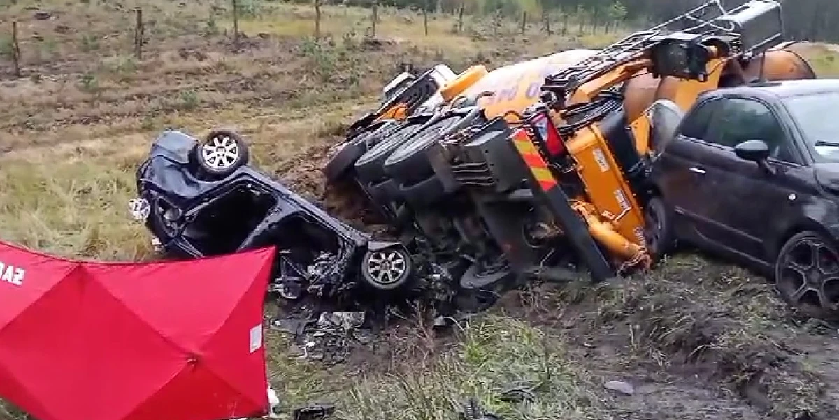 Na trasie S53 między Olsztynem a Szczytnem doszło do śmiertelnego wypadku samochodowego. Zderzyły się cztery auta, w tym ciężarówka przewożąca beton. Jedna osoba zginęła. Troje pozostałych kierowców trafiło do szpitala. 