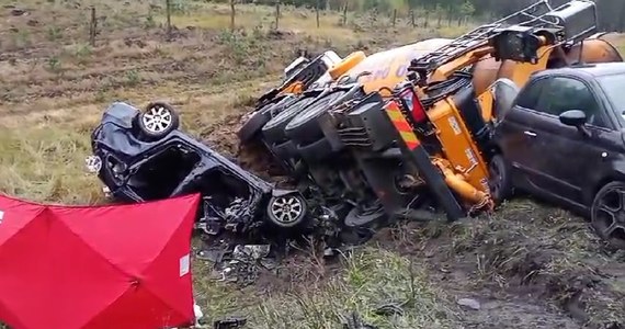 Na trasie S53 między Olsztynem a Szczytnem doszło do śmiertelnego wypadku samochodowego. Zderzyły się cztery auta, w tym ciężarówka przewożąca beton. Jedna osoba zginęła. Troje pozostałych kierowców trafiło do szpitala. 