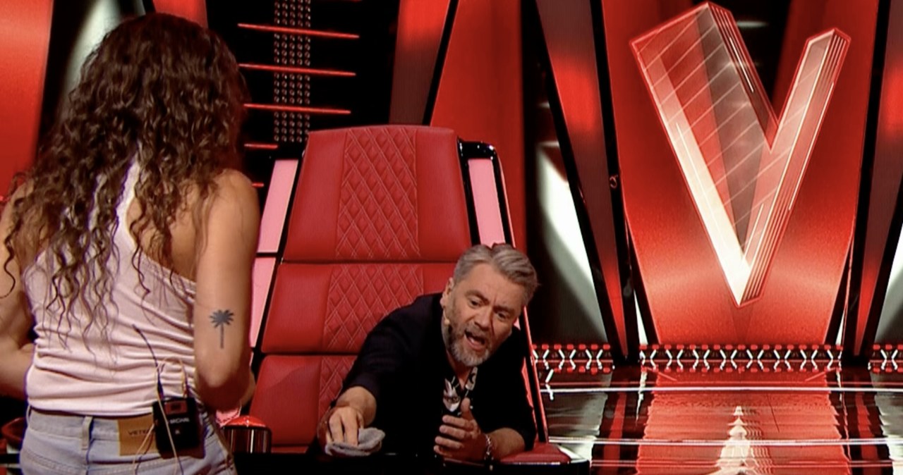 Kuba Badach próbuje swoich sił w całkiem nowej roli - został trenerem w programie "The Voice of Poland". Już od pierwszych przesłuchań w ciemno widać było, że między nim a innym jurorem - Michałem Szpakiem - narasta konflikt. Muzycy sprzeczają się nie tylko o uczestników, ale i o... porządek! Okazuje się, że Kuba Badach ma określone zasady, których się trzyma, dbając o czystość swojego obrotowego fotela. Młodszy kolega po fachu utrudnia mu te starania.